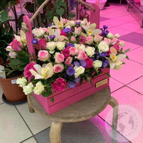 Композиция роз, орхидей в ящике "Нежный взгляд" в магазине Цветы Планеты