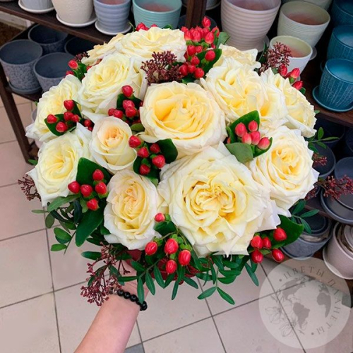 Композиция в коробке из роз и фисташки "Вместо слов" в магазине Цветы Планеты