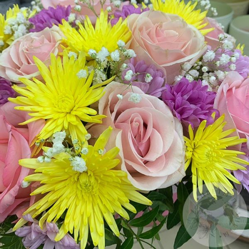 Композиция из розы, хризантемы,гипсофилы в коробке "Яркая" в магазине Цветы Планеты