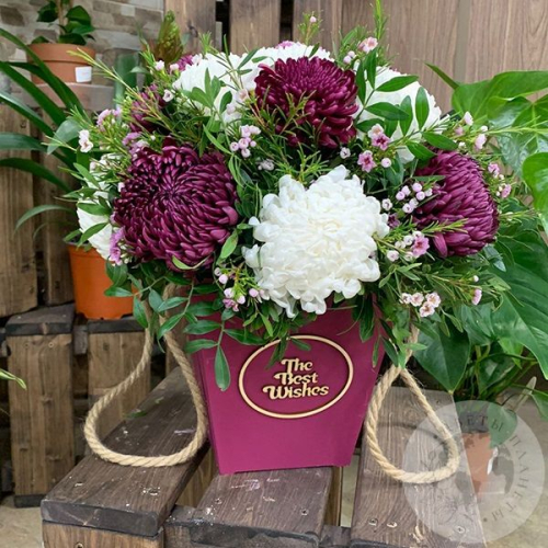 Композиция из хризантем в ящике в магазине Цветы Планеты