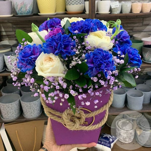 Букет из роз, гвоздики, гипсофилы  в ящике "Необычный" в магазине Цветы Планеты