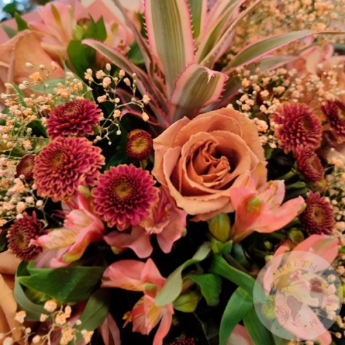 Букет из роз, альстромерии, сантини и ананаса в магазине Цветы Планеты