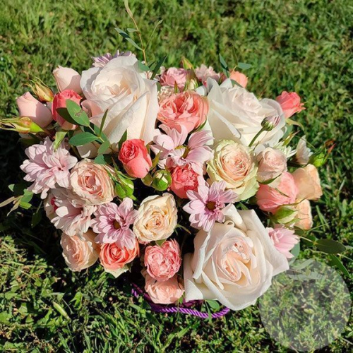 Композиция из роз и эвкалипта в коробке в магазине Цветы Планеты