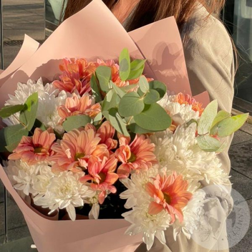 Букет из 9 кустовых белых и розовых хризантем и эвкалипта в магазине Цветы Планеты