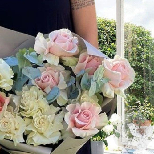 11 розовых и белых роз с эвкалиптом в магазине Цветы Планеты