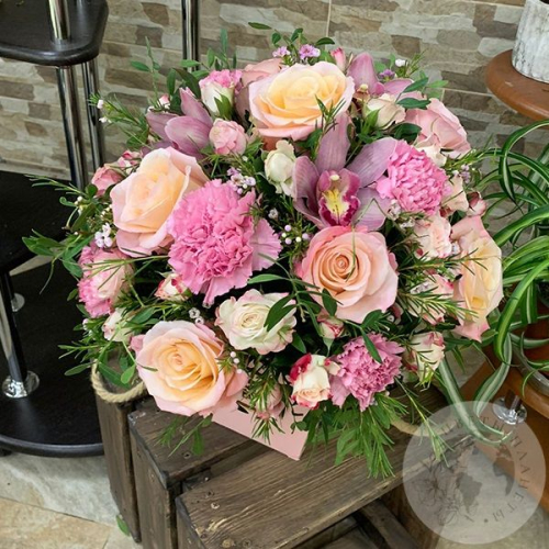 Композиция цветов из роз, гвоздик, гербер, орхидей в ящике