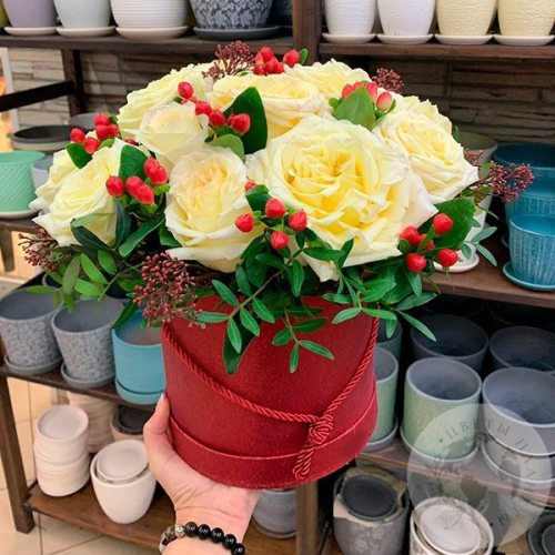 Композиция в коробке из роз и фисташки "Вместо слов" в магазине Цветы Планеты