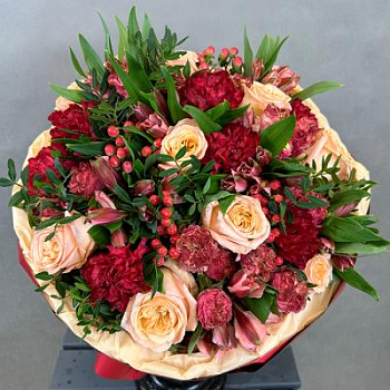 Букет из роз, гиперикума, фисташки в магазине Цветы Планеты