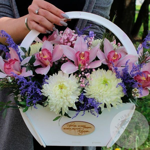 Композиция их орхидей и хризантем в ящике в магазине Цветы Планеты