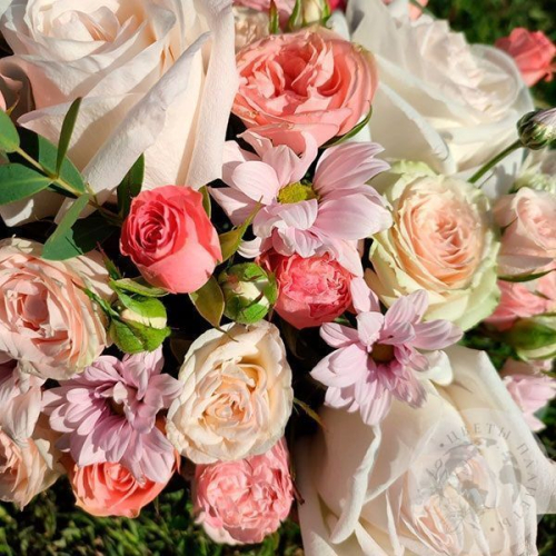 Композиция из роз и эвкалипта в коробке в магазине Цветы Планеты