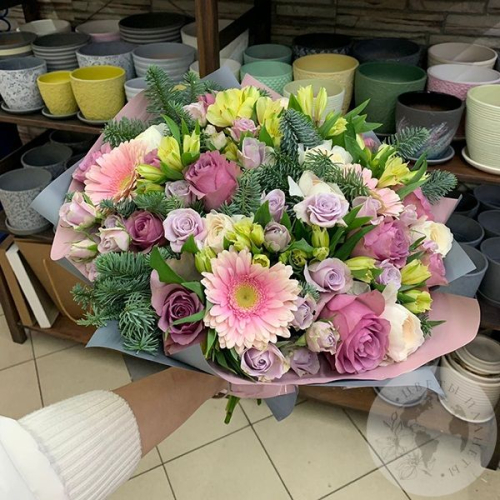 Букет из кустовой роз, альстромерии, герберы "Сказка"