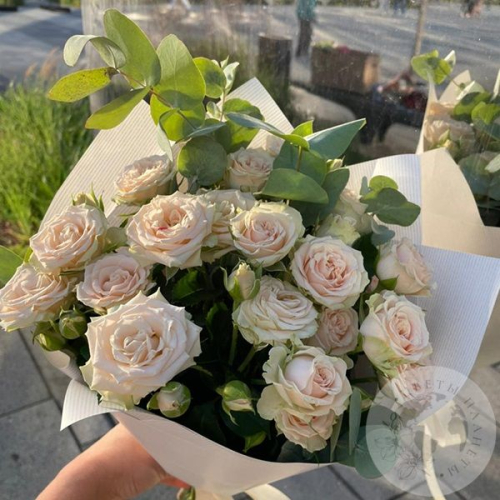 Букет из 9 кустовых розовых роз и эвкалипта "На свидание" в магазине Цветы Планеты