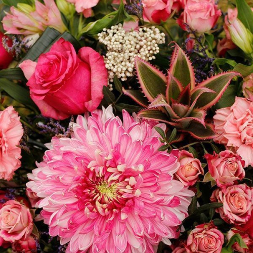 Композиция из роз, гвоздик, альстромерий в коробке в магазине Цветы Планеты