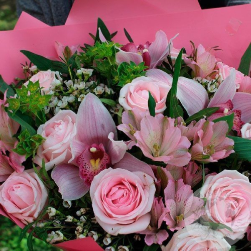 Букет из роз и альстромерий в магазине Цветы Планеты