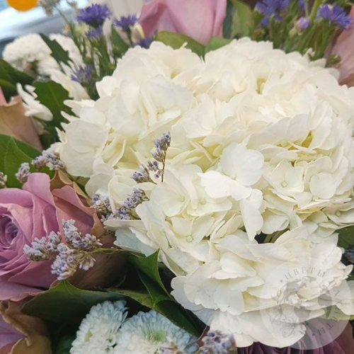 Букет из роз, гортензии и хризантемы