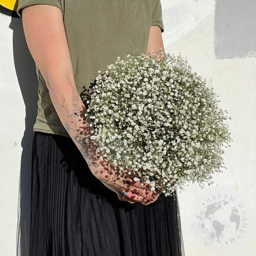 Композиция из белых гипсофил в шляпной коробке