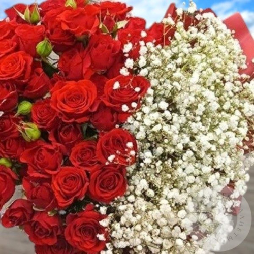 Букет из роз и гипсофилы "Любимой" в магазине Цветы Планеты