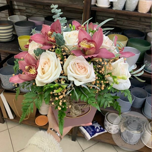 Ящик с розой, орхидеей и папоротником в магазине Цветы Планеты