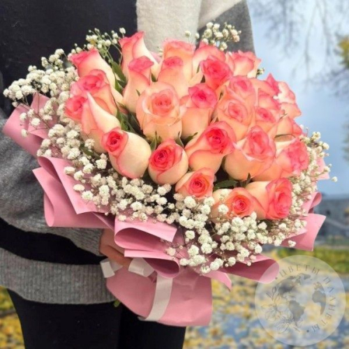 Букет из гипсофил и роз в магазине Цветы Планеты