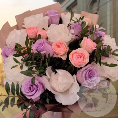 Букет из пионовидных и кустовых роз в магазине Цветы Планеты