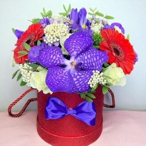 Композиция из роз, гербер, ириса в коробке "Вивьен"