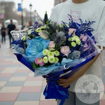 Букет из роз, сантини и солидаго