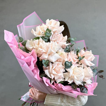 Букет из 11 розовых французских роз с эвкалиптом