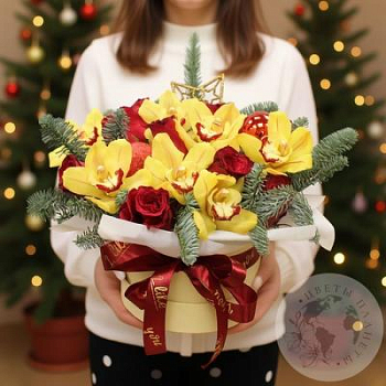 Композиция из орхидей, нобилиса и роз в коробке