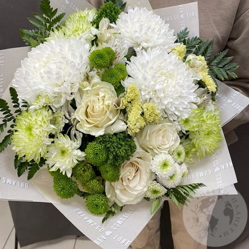 Букет из 3 белых роз, хризантем и альстромерий в магазине Цветы Планеты