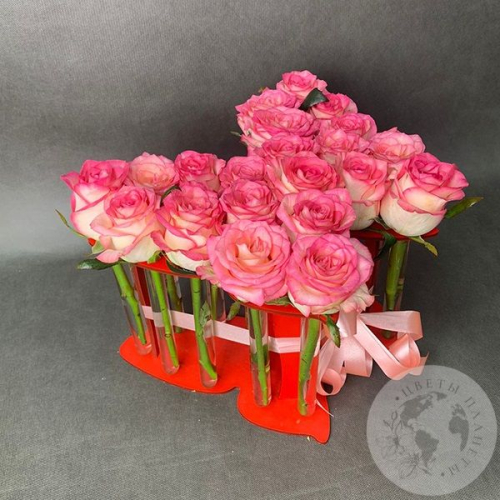 Роза кремовая в колбе 21 шт. Бабочка в магазине Цветы Планеты