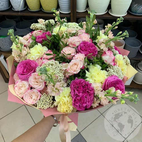 Букет из роз, гвоздик и маттиолы "Красота" в магазине Цветы Планеты