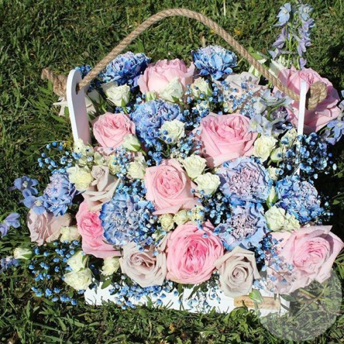 Композиция из роз в ящике "Летняя сказка" в магазине Цветы Планеты