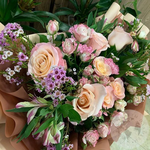 Букет из роз, альстромерий и гвоздик "Встречая радость" в магазине Цветы Планеты