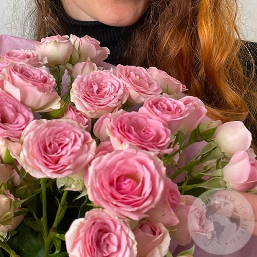 Букет из 25 кустовых роз розовых 60 см в магазине Цветы Планеты