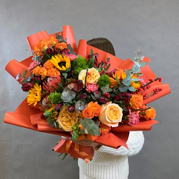 Букет из подсолнухов, альстромерий и роз