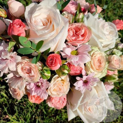 Композиция из роз и эвкалипта в коробке в магазине Цветы Планеты