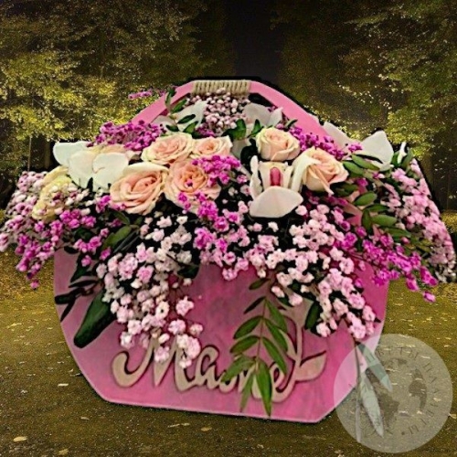 Букет кустовых роз в сумке "Маме" в магазине Цветы Планеты