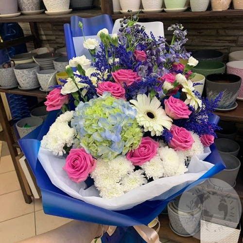 Букет из роз, хризантем, гортензии, сантини "Великолепный"