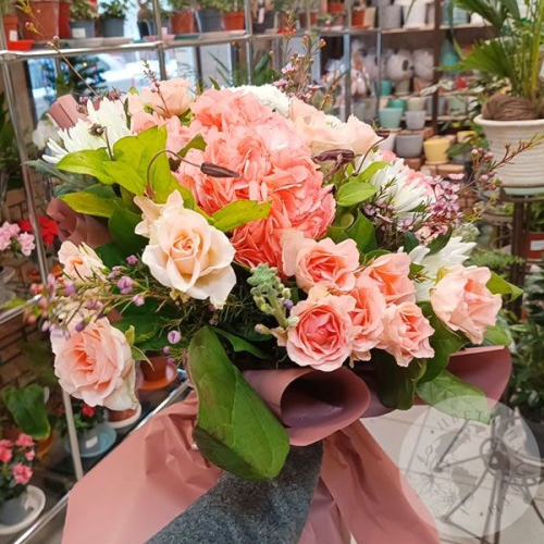 Букет из кустовых роз, гортензии и хризантем