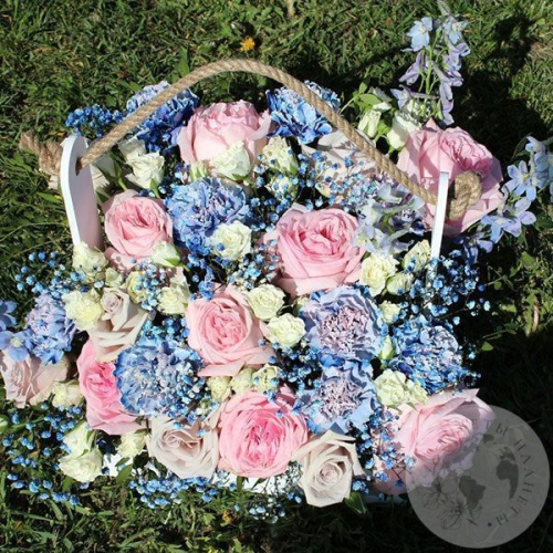 Композиция из роз в ящике "Летняя сказка" в магазине Цветы Планеты