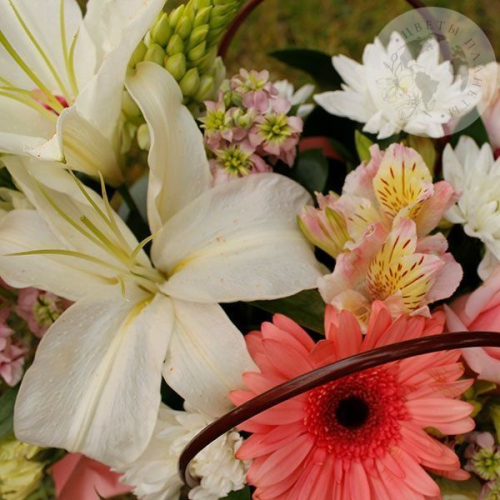 Композиция из гербер, роз и лилий в корзине в магазине Цветы Планеты