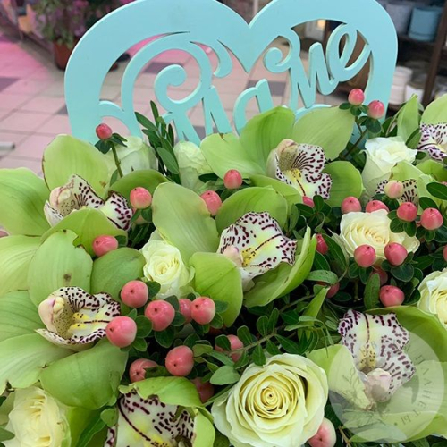 Композиция цветов роз и орхидей в ящике "Маме" в магазине Цветы Планеты