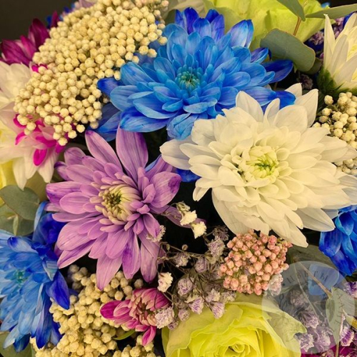 Букет из хризантем и роз в кашпо "Прекрасное дерево" в магазине Цветы Планеты