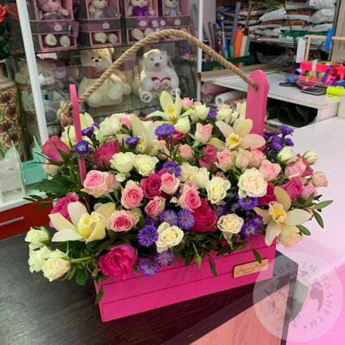 Композиция роз, орхидей в ящике "Нежный взгляд" в магазине Цветы Планеты