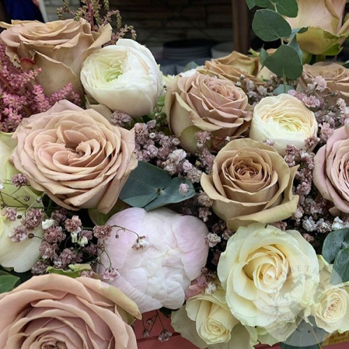 Композиция из роз, пионов, гипсофил в ящике в магазине Цветы Планеты