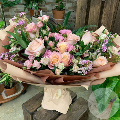 Букет из роз, альстромерий и гвоздик "Встречая радость" в магазине Цветы Планеты