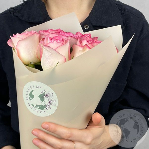 7 роз бело-розовых 70 см. в магазине Цветы Планеты