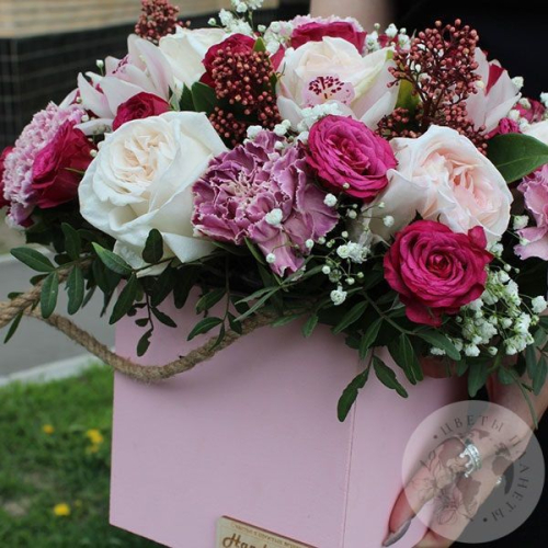 Композиция из роз, орхидей и гвоздик в ящике в магазине Цветы Планеты