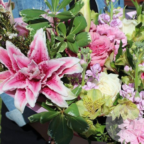 Букет из роз, альстромерий, лилий и гвоздик в магазине Цветы Планеты