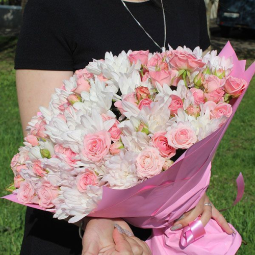 Букет из роз и хризантем "Светлый" в магазине Цветы Планеты